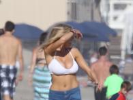 Charlotte McKinney ekscytująco na plaży